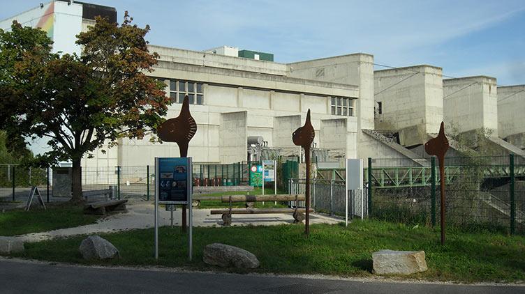 Linz-Land_Skulpturenpark_Mondfische mit Kraftwerk (c)Franz Almesberger