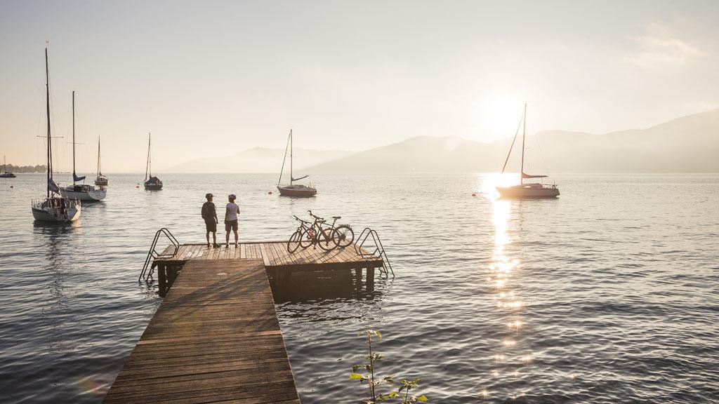 Radpause-an-enem-Steg-des-Attersees_quer_Ober%c3%b6sterreichTourismusGmbH_MoritzAblinger_NEU
