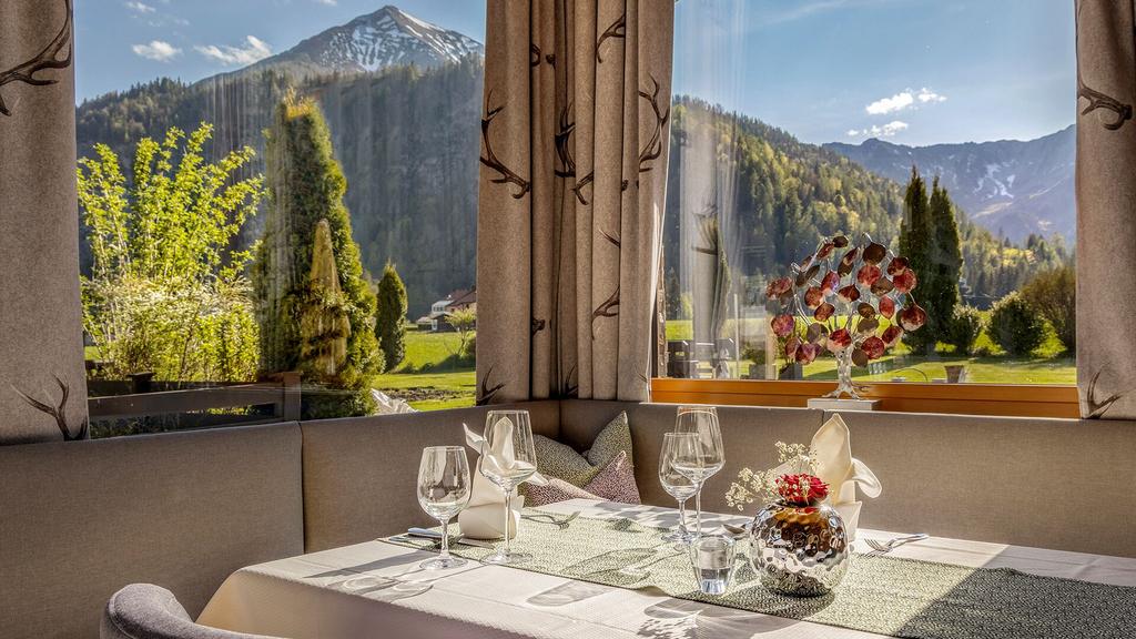 Tisch mit Aussicht im Genießer Wirtshaus Alpin