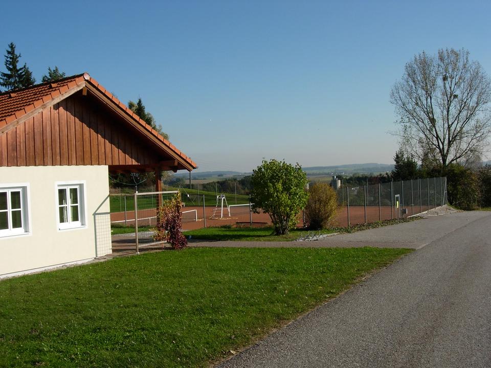 Vereinsheim und Tennisplatz in Roßbach