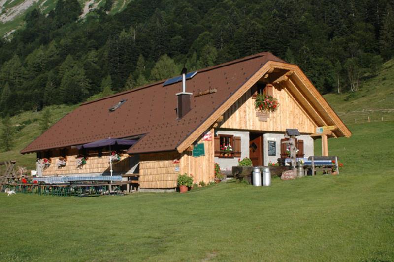 Hintergrubenbachütte.jpg