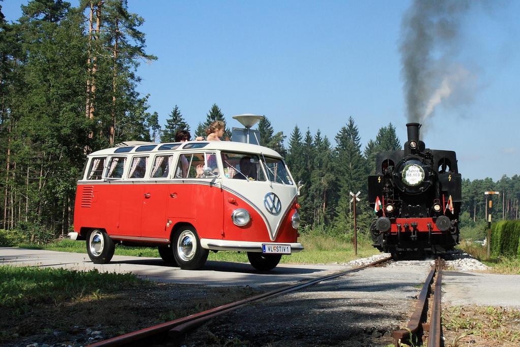 Dampfzug und Oldtimerbus