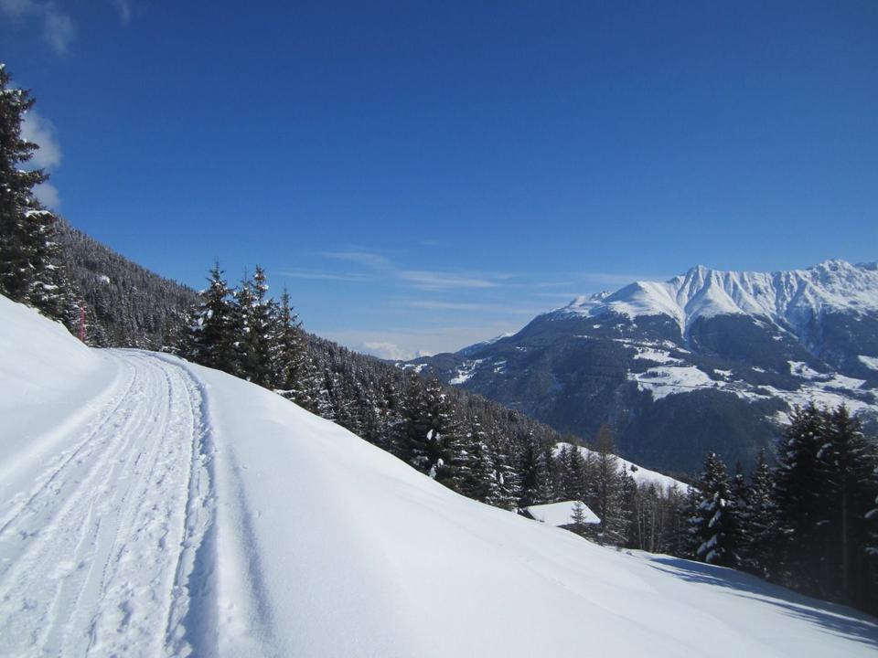 Winterwanderung mit Blick auf die Berge