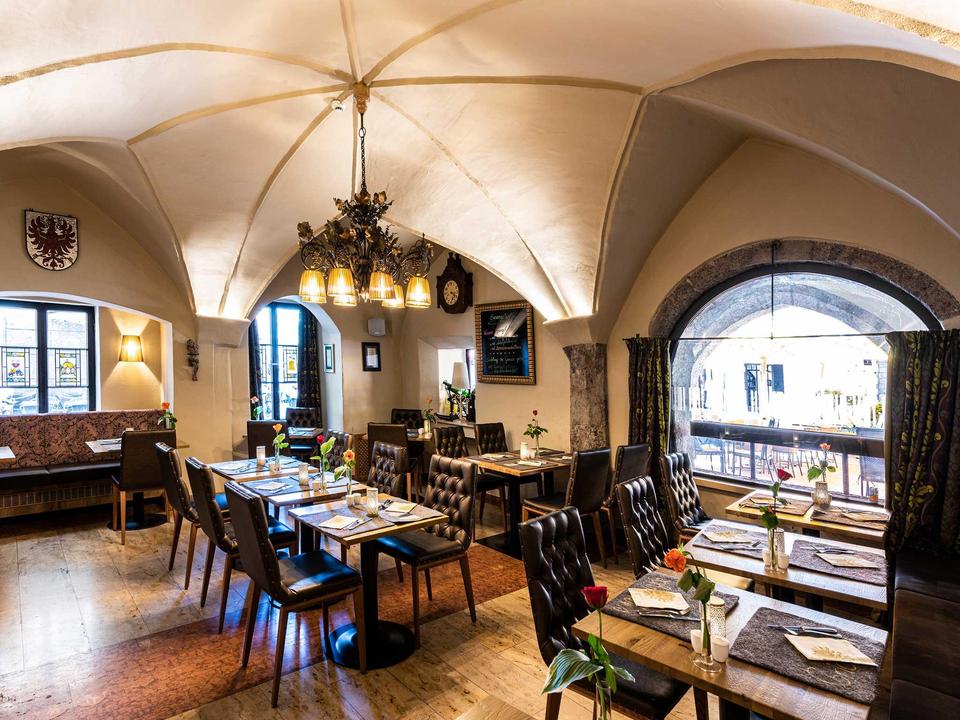 Tische goldener Adler drinnen