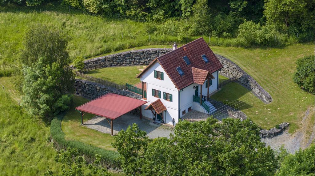 Haus und Carport von oben