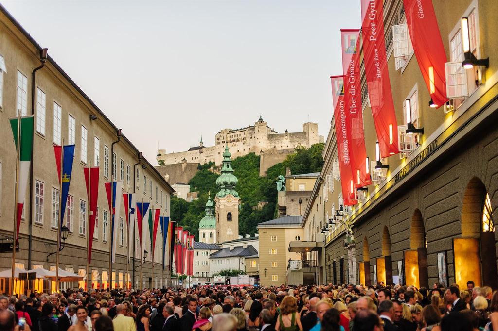 Vor_dem_Festspielhaus