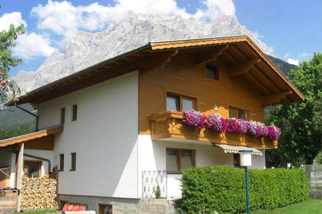 haus_hosp_im_sommer-1024x683
