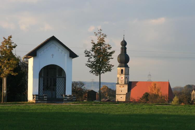 Pfarrkirche und Kapelle in Weng im Innkreis