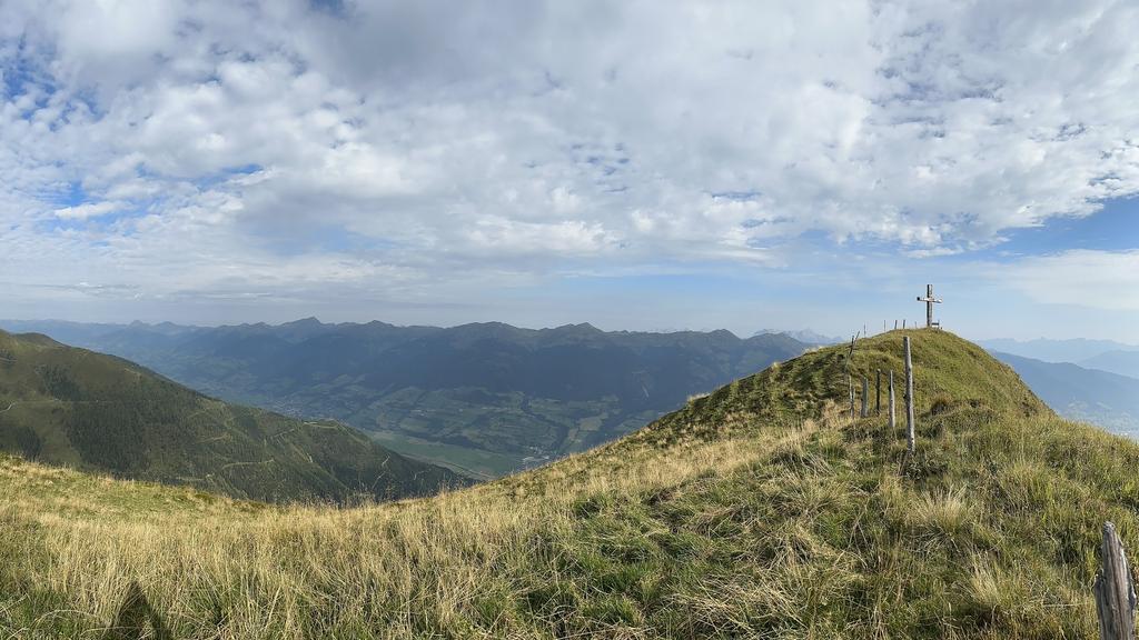 Panorama mit Gipfelkreuz auf der Scheibenhöhe