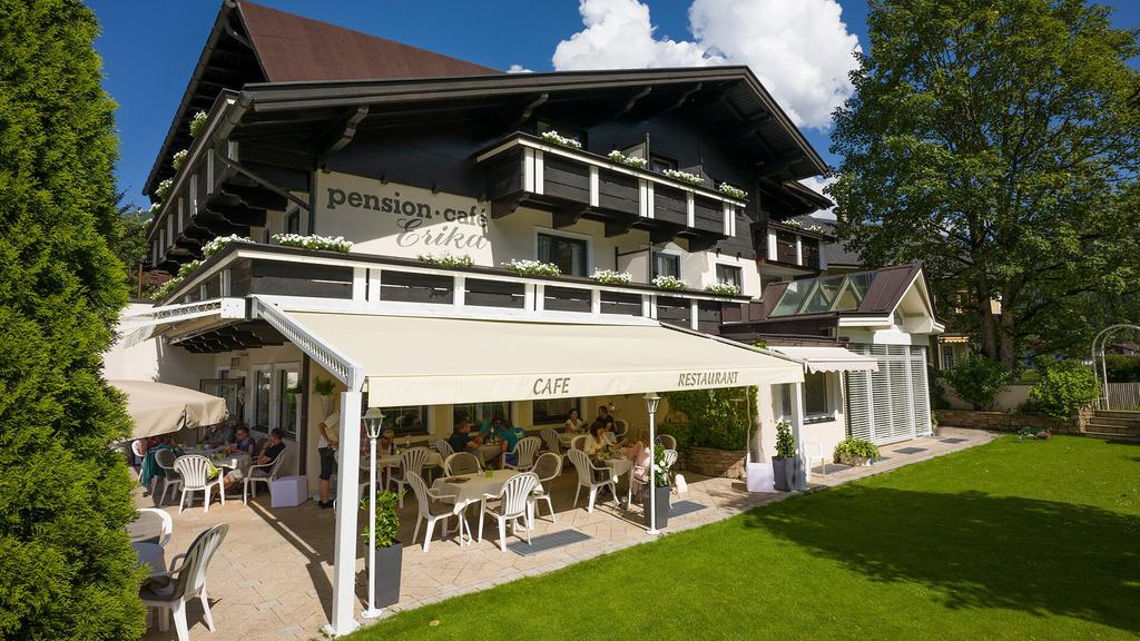 gemütliche überdachte Terrasse der Café-Pension Erika
