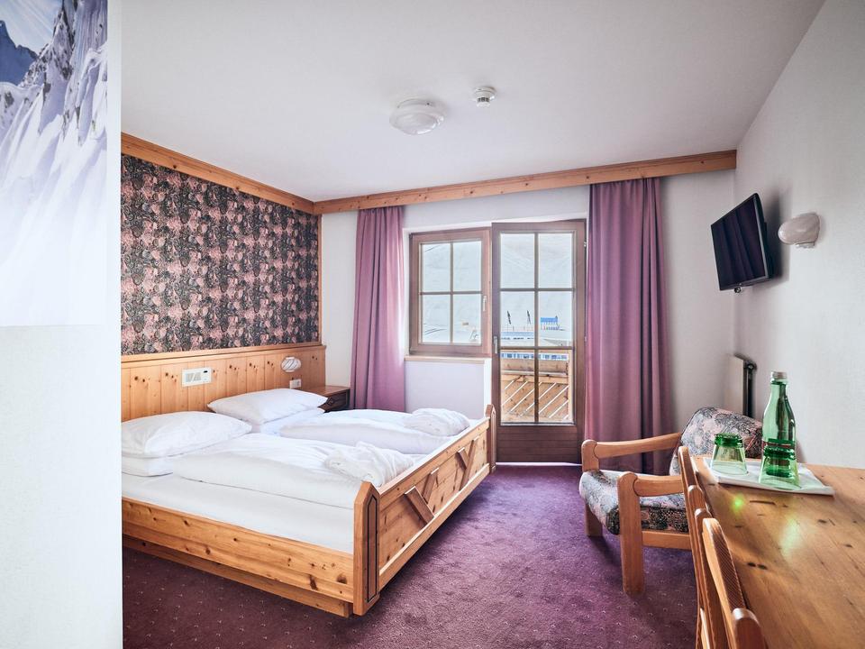 Doppelzimmer mit Balkon im Hotel Enzian