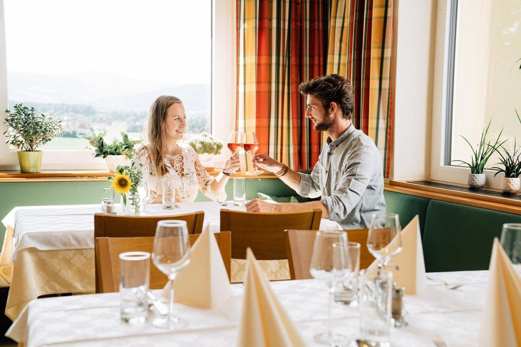 Gemütlich anstoßen im Gastzimmer vom Martinhof