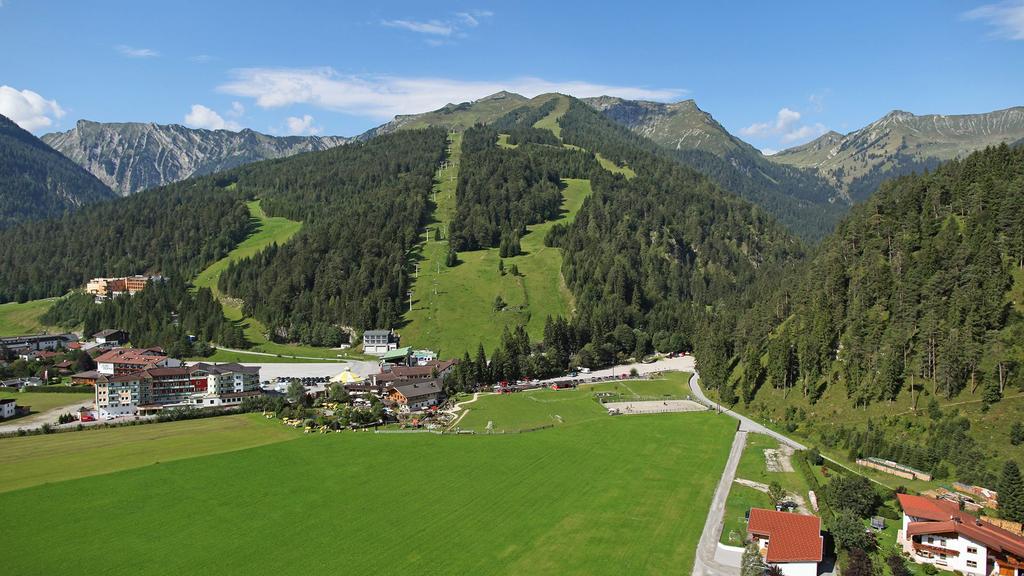 Blick auf Skigebiet Christlum mit Eingang ins Unterautal