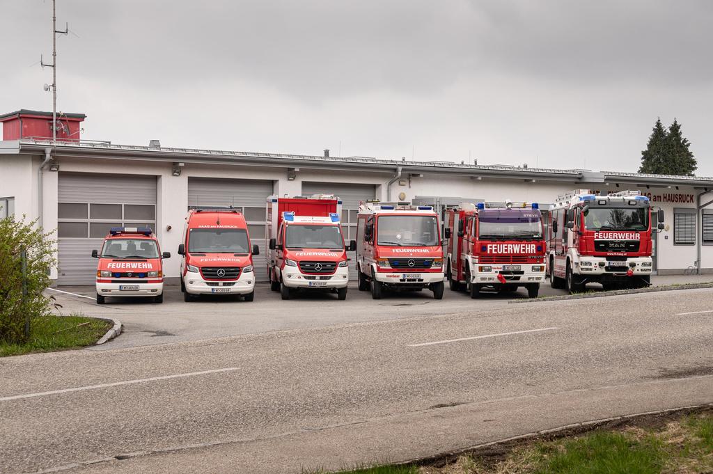 Feuerwehrhaus mit Feuerwehrfahrzeug Haag