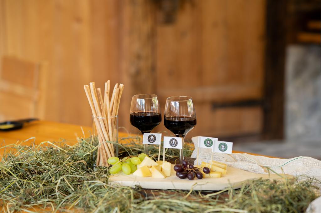 Käse Wein Foto Bergkäserei Schoppernau.jpg