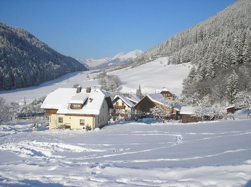 Blick auf Pension Scheiflinger mit Nebengebäude