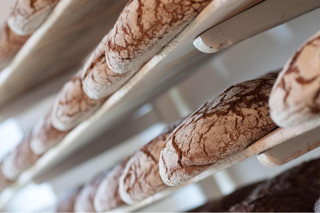 Schwarzbrot im Regal