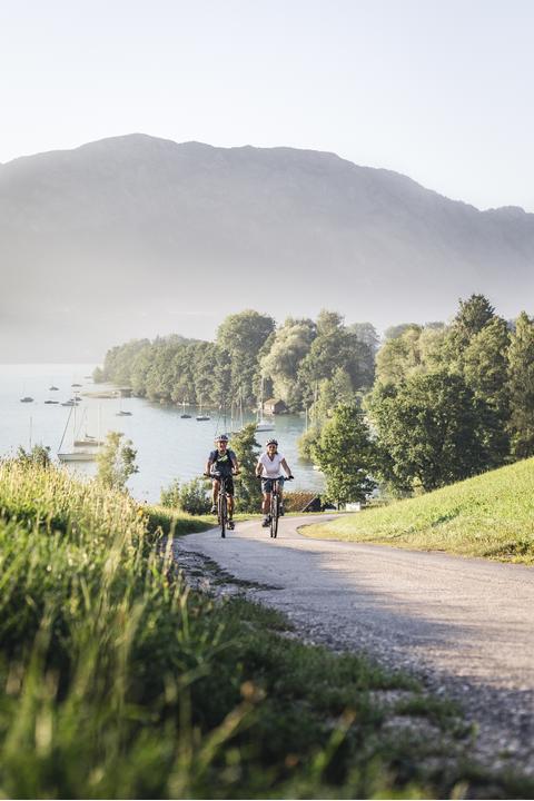 RadfahrenAtterseePaar_OberoesterreichTourismusGmbHMoritzAblinger.jpg