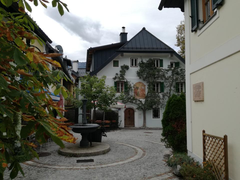 Alter Marktplatz von Bad Goisern mit Brunnen