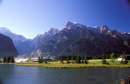 Almsee mit der Almtaler Sonnenuhr