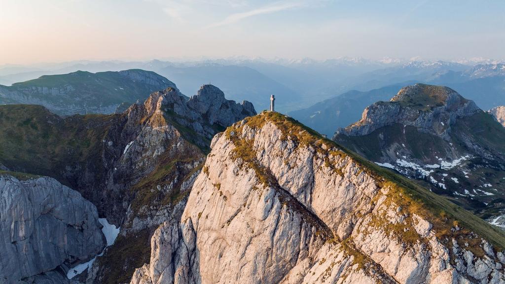 Auf der Seekarlspitze thront ein Kreuz aus purem Granit. Es wurde 2020 zur Erinnerung an das 60jährige Bestehen der Bergrettung Maurach auf den 2.261 Meter hohen Gipfel transportiert.