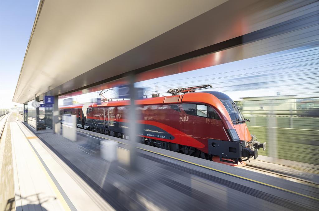 ÖBB Zug im Bahnhof