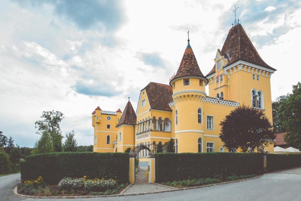 Hotel Georgi Schloss Außenansicht