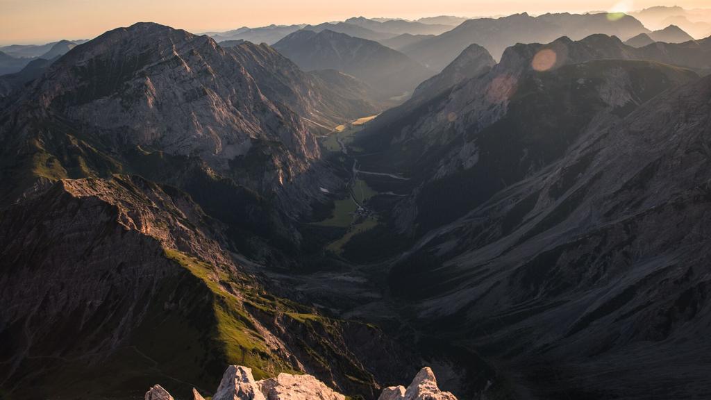 Aussicht im Bereich der Lamsenspitze zur Gramai Alm ins Falzthurntal