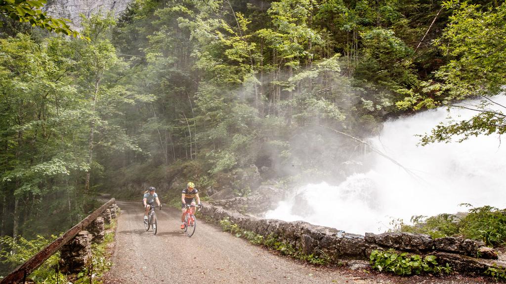 Gravel Biken neben tosenden Wasserfällen
