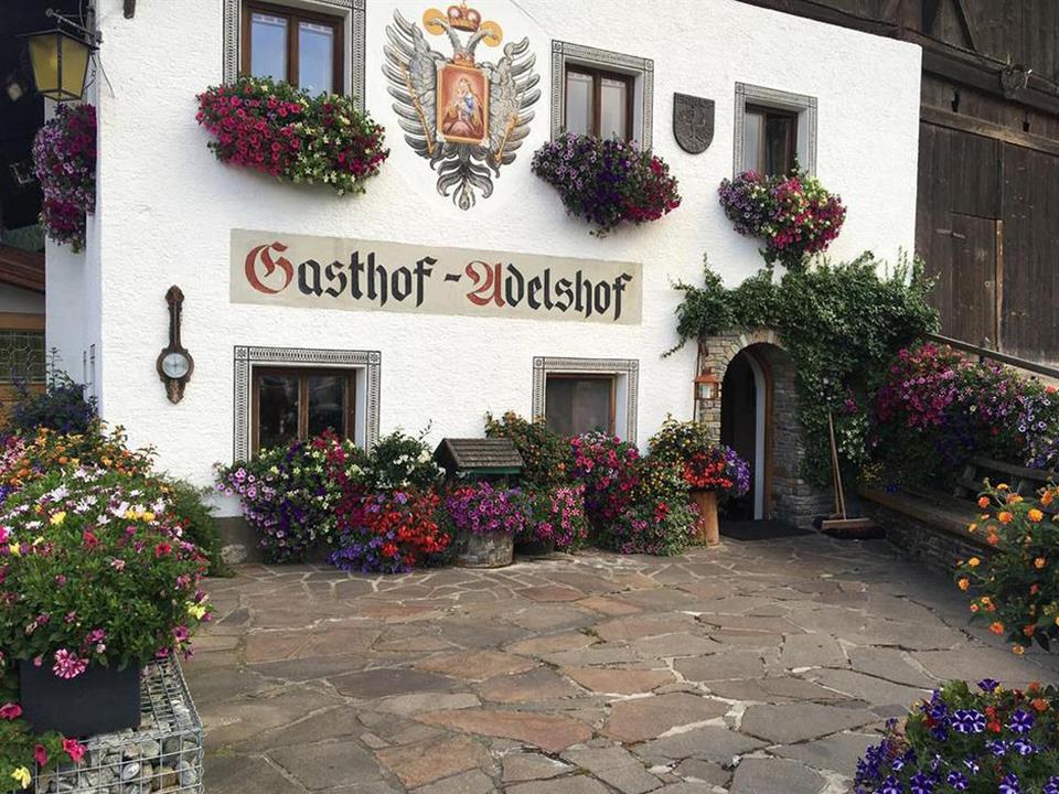 Adelshof im Sommer