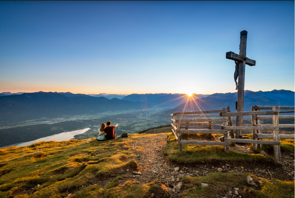 Sonnenuntergang am Tschierweger Nock mit Blick auf Seeboden am Millstätter See.