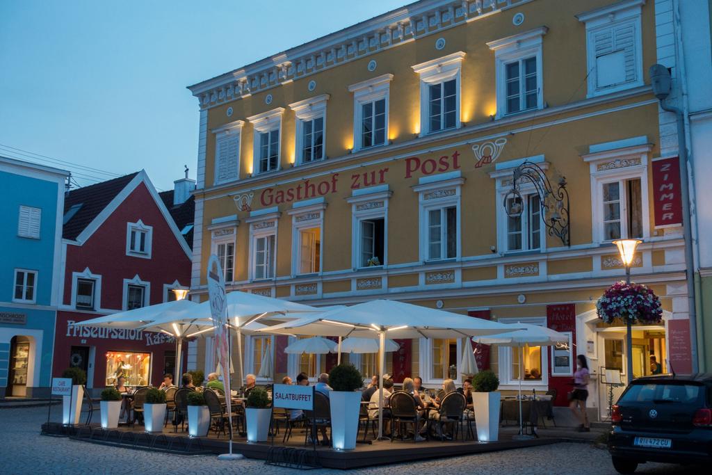 abendliche Außenansicht des Hotel Gasthofes zur Post in Obernberg am Inn