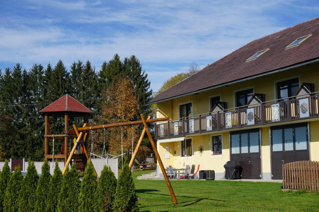 Hausansicht mit Garten