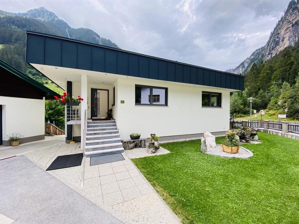 Fam. Pecar - Zugang zur FEWO links neben Treppe