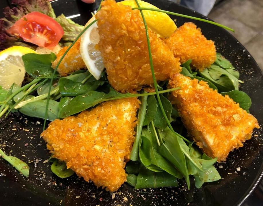 Crispy Tofu in Cornflakespanier auf Rucolasalat