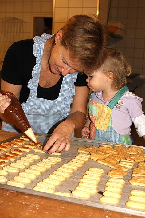 Verzierung von Mehlspeisen bei Frauendorfer