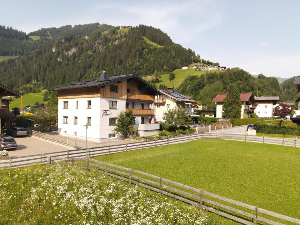 Hausansicht im Sommer