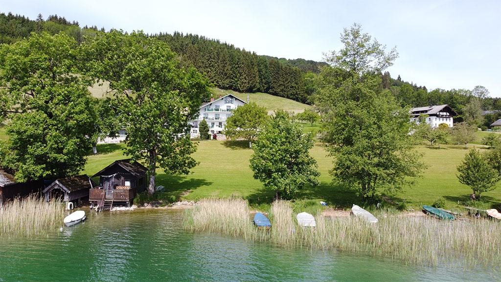 Blick vom See zum Hotel Garni Dorferwirt