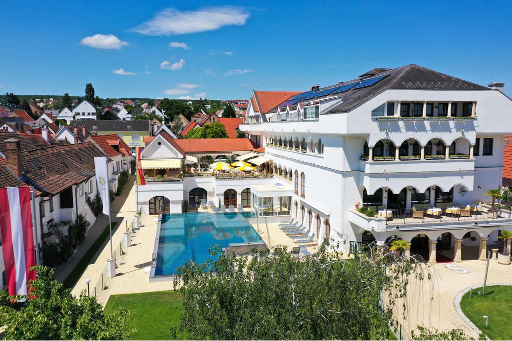 Hotelansicht mit Pool