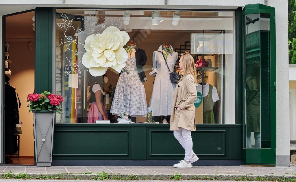 goessl-altenmarkt-schaufenster-frau