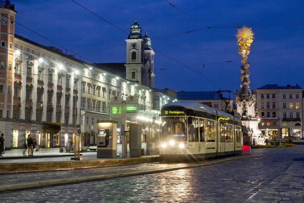 Hauptlatz bei Nacht Pöstlingbergbahn