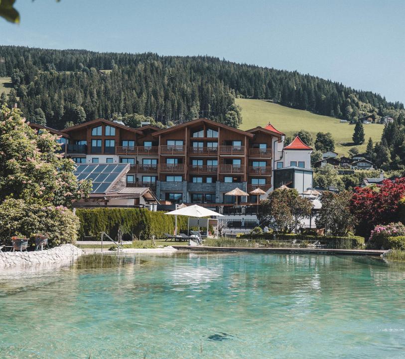 Hotelansicht und Badesee