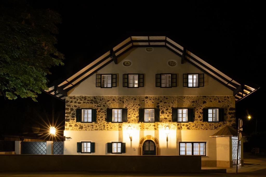 Sauerweingut bei Nacht