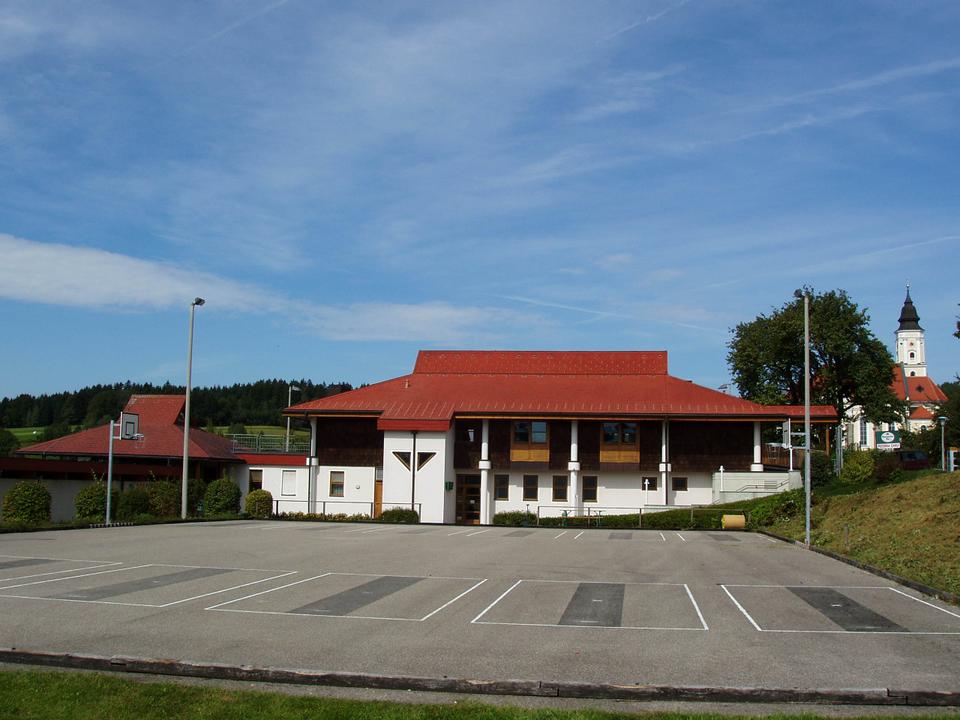 Asphaltbahn-Anlage Kopfing mit öffentlichem Freizeit-/Vereinsgebäude