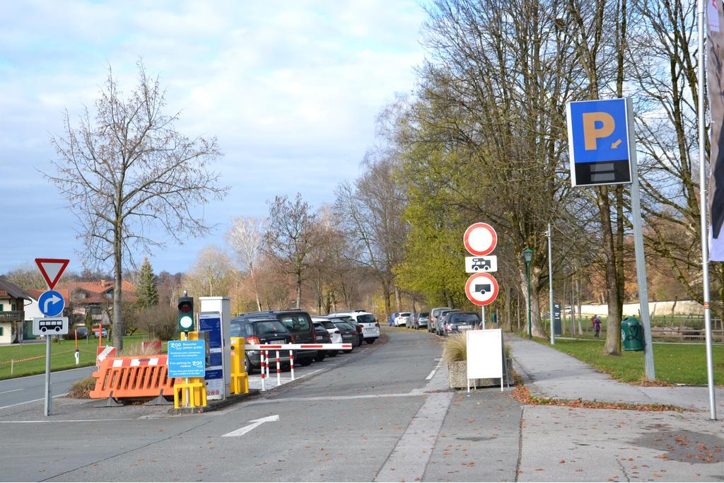 Parkplatz Zoo Hellbrunn Einfahrt