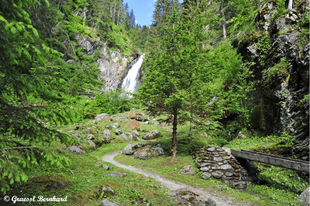 Vorbei an der alten Mühle und entlang des Gartlbaches zum malerischen Wasserfall