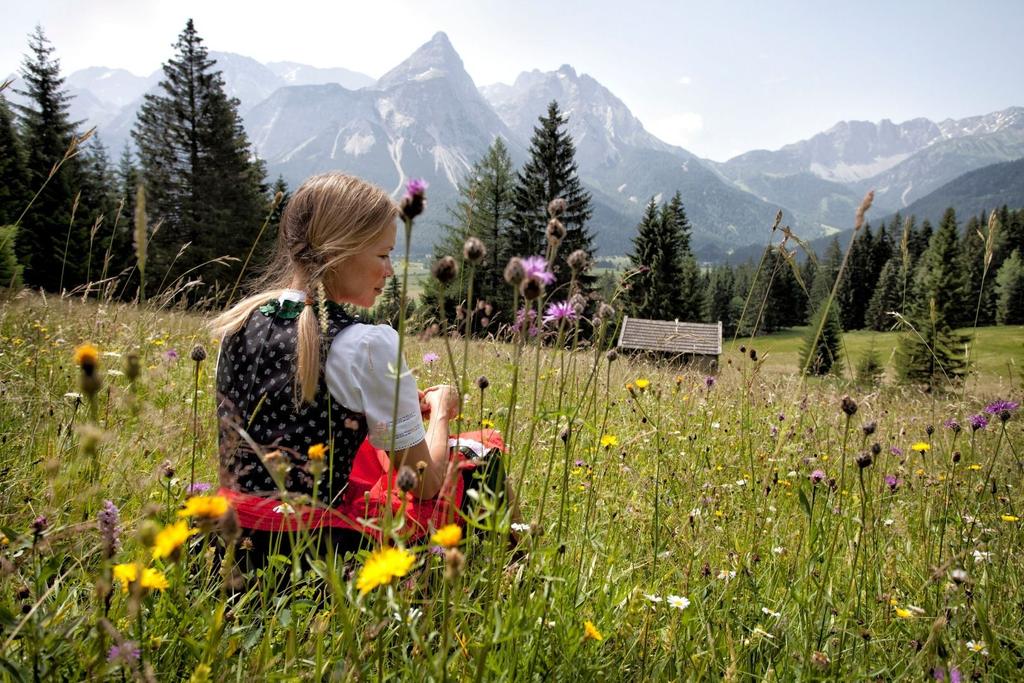 Frau_sitzt_in_Blumenwiese_01.jpg