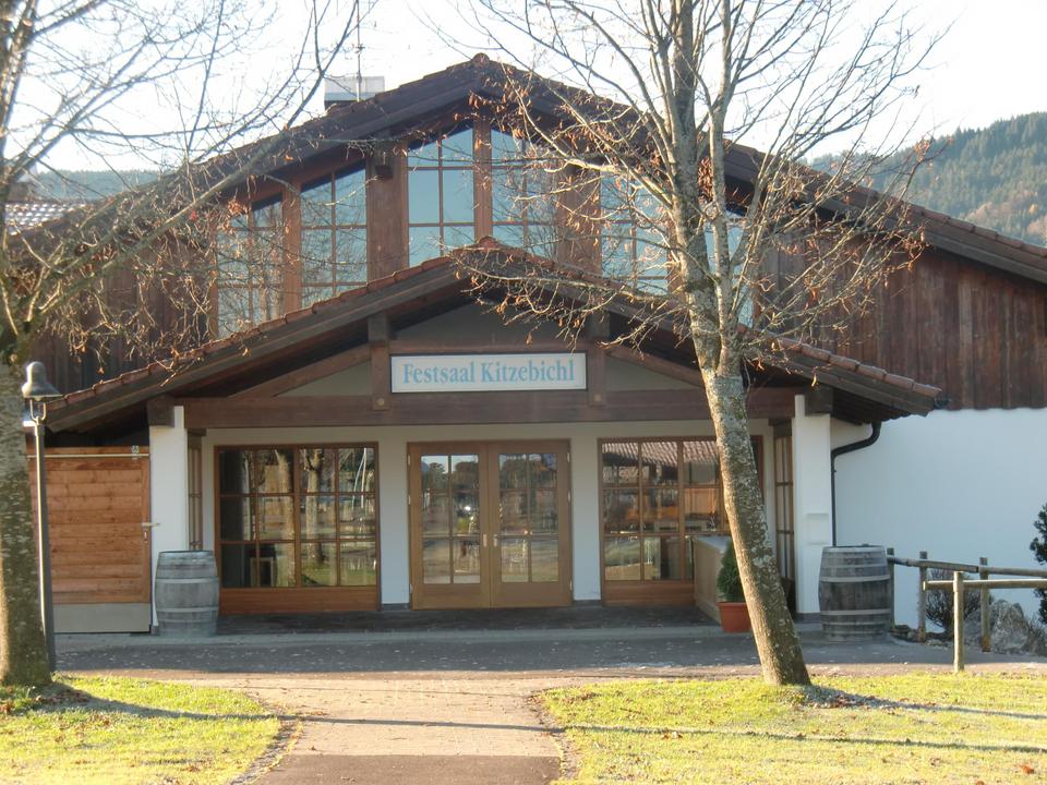 Sportgruppen in der Turnhalle des Kitzebichl.
