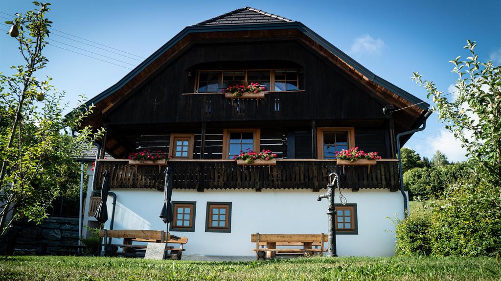 Korenine_Frontansicht des Hauses