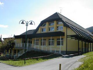 Volksschule mit Veranstaltungssaal